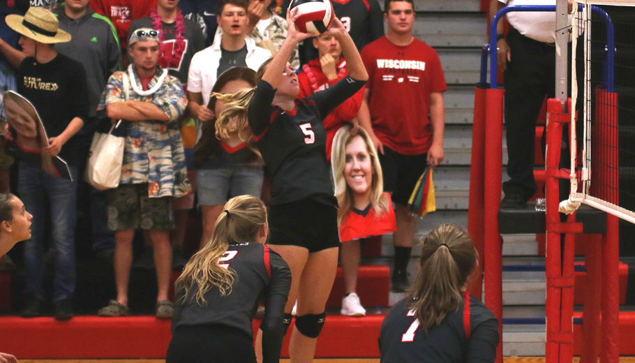 Alyssa Hedtke sets up the ball for Manawa.
Holly Neumann Photo
