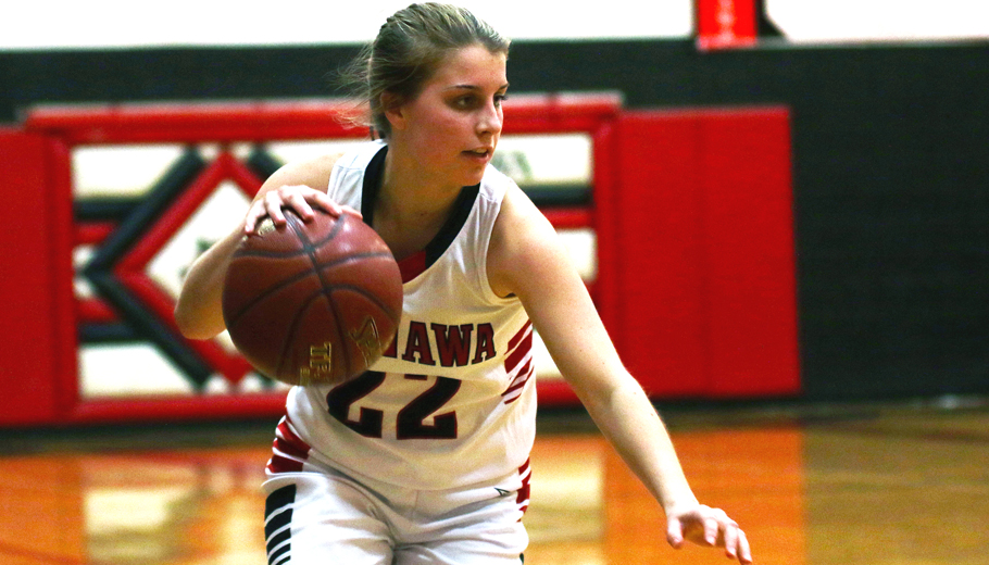 Maleah Pirk heads to the basket for Manawa.
Holly Neumann Photo