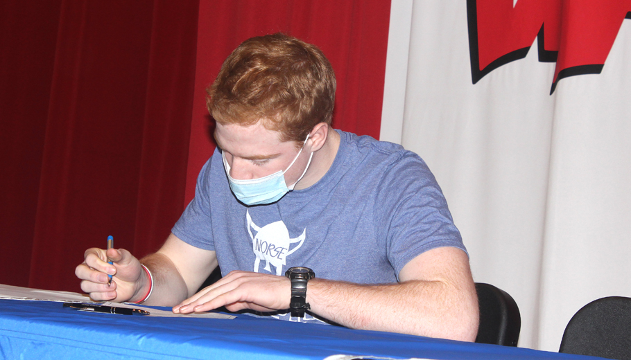 Strehlow to wrestle at Luther