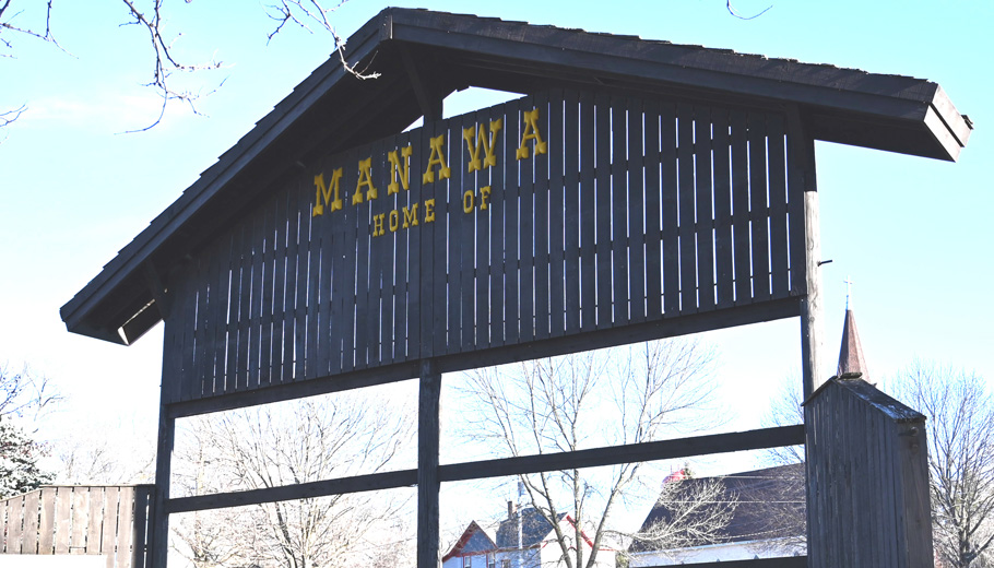 Group fundraising for Manawa sign